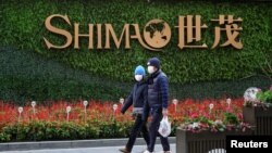 行人走過上海街頭世茂集團的標誌。（2022年1月13日）
