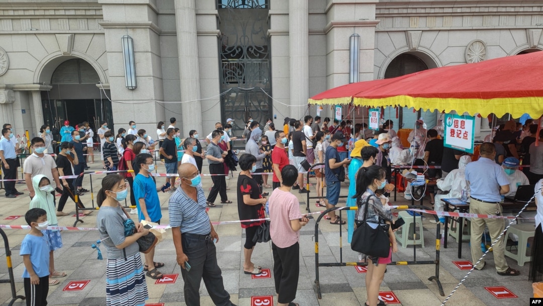 中國福建廈門居民排隊接受新冠核酸檢測。（2021年9月14日）
