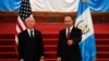 El secretario de Seguridad Nacional de EE. UU., Alejandro Mayorkas, a la izquierda, junto al canciller de Guatemala Pedro Brolo durante su encuentro en la capital guatemalteca el 6 de julio de 2021.