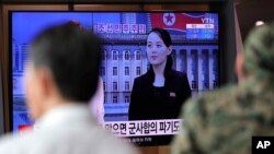 한국 서울역에 설치된 TV에서 북한 김여정의 대남 발언 관련 뉴스가 나오고 있다.