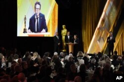 Michael J. Fox berbicara di atas panggung saat Penghargaan Gubernur di Fairmont Century Plaza di Los Angeles, Sabtu, 19 November 2022. (Richard Shotwell/Invision/AP)