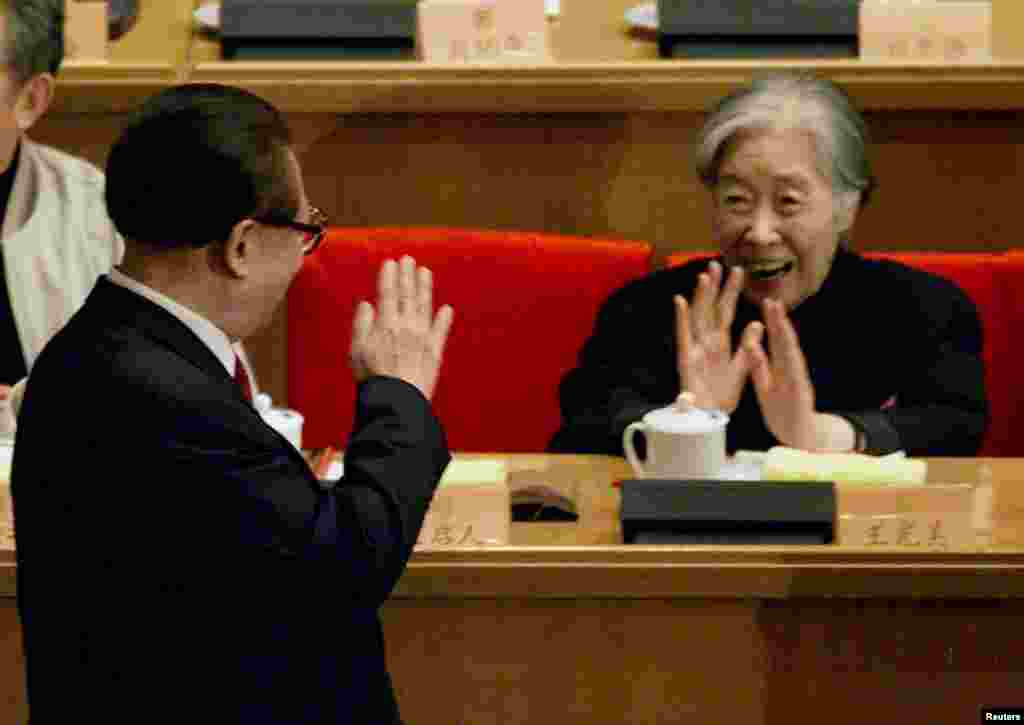 2001年3月3日，中国主席江泽民在政协大会开幕式上向刘少奇的遗孀王光美打招呼