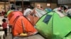 Migrantes acampan en el albergue Juventud 2000, en Tijuana, México, el 13 de octubre de 2022.