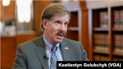 Директор відділу захисту прав людини Мінʼюсту США Ілай Розенбаум. Фото зроблене 1 вересня 2022 року. Голос Америки/Костянтин Голубчик