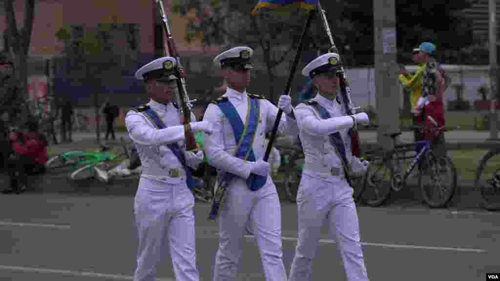 Más de 9000 hombres y mujeres de las Fuerzas Armadas desfilan por las calles de la capital colombiana en el Día de la Independencia de Colombia. FOTO: Johan Reyes, VOA. 