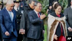 2024年6月13日中國國務院總理李強(中)、新西蘭總理拉克森(左)和新西蘭總督基羅女爵士(右)在新西蘭惠靈頓官方歡迎儀式上站在一起。