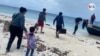 Migrantes abandonados por traficantes en una pequeña isla colombiana cerca a Nicaragua. Foto cortesía: Armada de Colombia. 