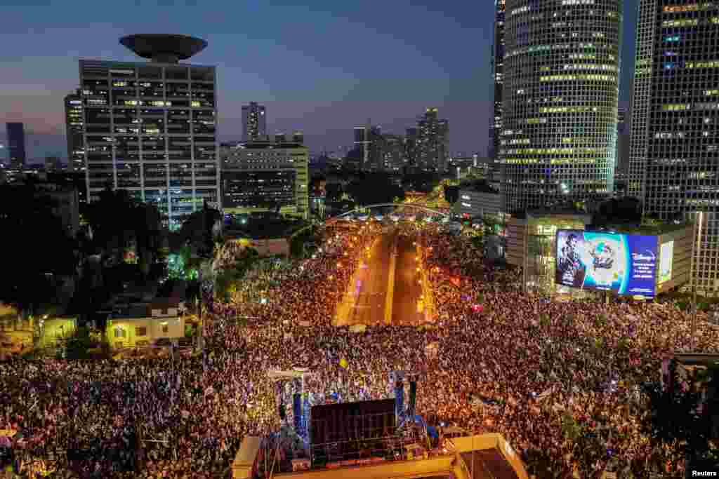 People take part in a demonstration supporting Israeli Prime Minister Benjamin Netanyahu and his nationalist coalition government's judicial overhaul, in Tel Aviv.