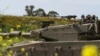 ARCHIVO - Soldados israelíes sobre un tanque cerca de la frontera entre Israel y Gaza, visto desde el sur de Israel, el 21 de marzo de 2024.