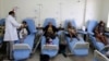 ARCHIVO - Un médico atiende a pacientes con cáncer en un centro de tratamiento de la enfermedad en Saná, Yemen, el 11 de febrero de 2017.