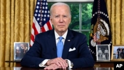 El presidente Joe Biden hace una pausa antes de hablar sobre el acuerdo presupuestario que eleva el límite de la deuda federal y evita el incumplimiento del gobierno de EEUU en la Casa Blanca en Washington, el 2 de junio de 2023.