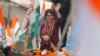 ভারতের উত্তর প্রদেশ রাজ্যের প্রয়াগরাজে আসন্ন রাজ্য বিধানসভা নির্বাচনের জন্য একটি রোড শো চলাকালীন জনতার উদ্দেশ্যে হাত নাড়ছেন কংগ্রেস পার্টির নেতা প্রিয়াঙ্কা গান্ধী৷ ২৫ ফেব্রুয়ারী, ২০২২। (ফাইল ছবি) 