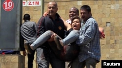 Wakati wa operesheni ya uokoaji katika shambulio la kigaidi la maduka ya Westgate, Septemba 21 2013. Picha na REUTERS/Noor Khamis.