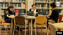 Un grupo de mujeres realizan trabajos académicos en una biblioteca pública en Bogotá. [Foto: Johan Reyes, VOA]