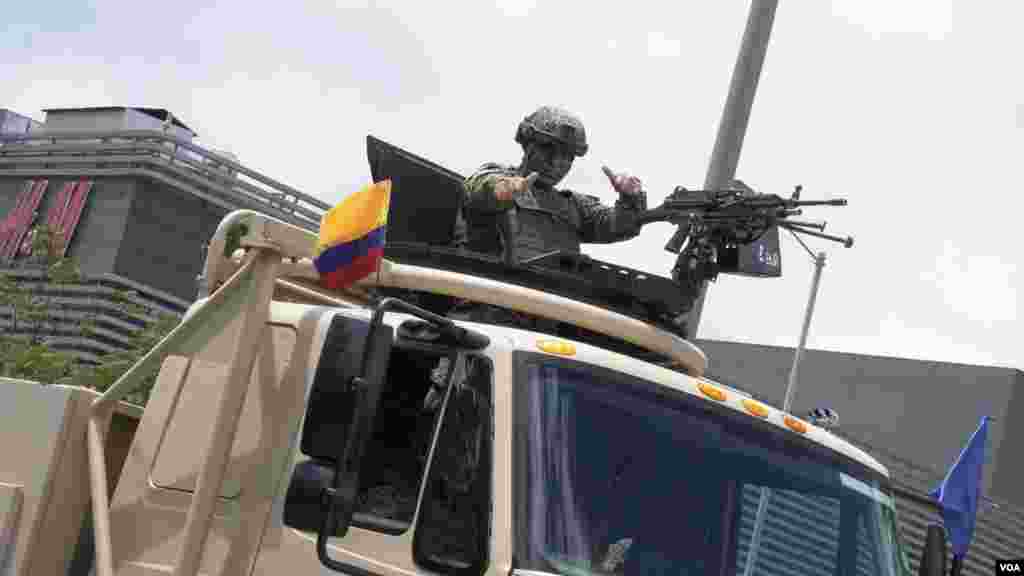 Soldados retirados recorren las calles de Bogotá durante el desfile del Día de la Independencia de Colombia. FOTO: Johan Reyes, VOA. 