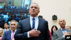 Robert F. Kennedy, Jr., recita el juramento de lealtad antes de testificar en una audiencia de la Subcomisión Selecta de la Comisión Judicial de la Cámara sobre Armamento del Gobierno Federal en Capitol Hill en Washington, el jueves 20 de julio de 2023. (Foto AP/Patrick Semansky)