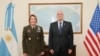 La jefa del Comando Sur de EEUU, general Laura Richardson, junto al ministro de Defensa argentino, Jorge Taiana, en Buenos Aires. [Cortesía Embajada de EEUU en Argentina] 