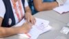 El 26% de mujeres que hizo parte del estudio considera que al tener una pareja estable no se requiere uso de preservativos para evitar ITS. FOTO: Juan Hernández, VOA.