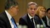 El secretario de Estado de Estados Unidos, Antony Blinken, en el centro, se reúne con el exjefe de las Fuerzas de Defensa de Israel, Gadi Eisenkot, y el exministro de Defensa israelí, Benny Gantz, en Tel Aviv, Israel, el 8 de febrero de 2024.