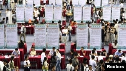 中國安徽省大學畢業生在合肥市舉行的招聘會上尋找工作。 （2023年9月4日）