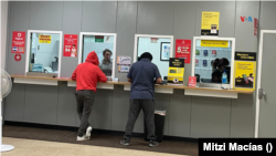 Según recientes reportes, los inmigrantes prefieren hacer sus envíos de dinero a través de un agente en lugar de hacerlo directamente a una cuenta bancaria.