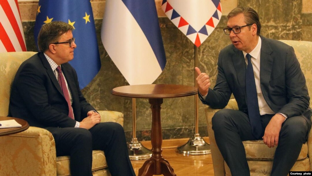 Pomoćnik sekretara Biroa za evropske i evroazijske poslove Stejt departmenta Džejms O'Brajan razgovara sa predsednikom Srbije Alesksandrom Vučićem, tokom posete Beogradu, 20. aprila 2024. (Foto: FoNet)