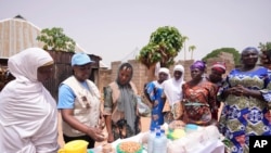 Filomena Ajrin, UNICEF-ova specijalistkinja za ishranu, govori ženama o hrani koja će povećati unos hranljivih materija u Nigeriji, 2. juna 2024. 