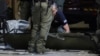 Istražitelj ispituje ono što se, prema glasnogovorniku policije, čini kao dio zračne naprave, na mjestu eksplozije, usred sukoba između Izraela i Hamasa u Tel Avivu, Izrael, 19. jula 2024.