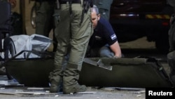 Istražitelj ispituje ono što se, prema glasnogovorniku policije, čini kao dio zračne naprave, na mjestu eksplozije, usred sukoba između Izraela i Hamasa u Tel Avivu, Izrael, 19. jula 2024.