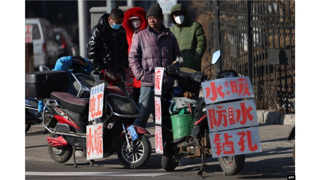 中國遼寧省瀋陽市的一條街道上農民工等著“趴活兒”。 (2023年2月6日)