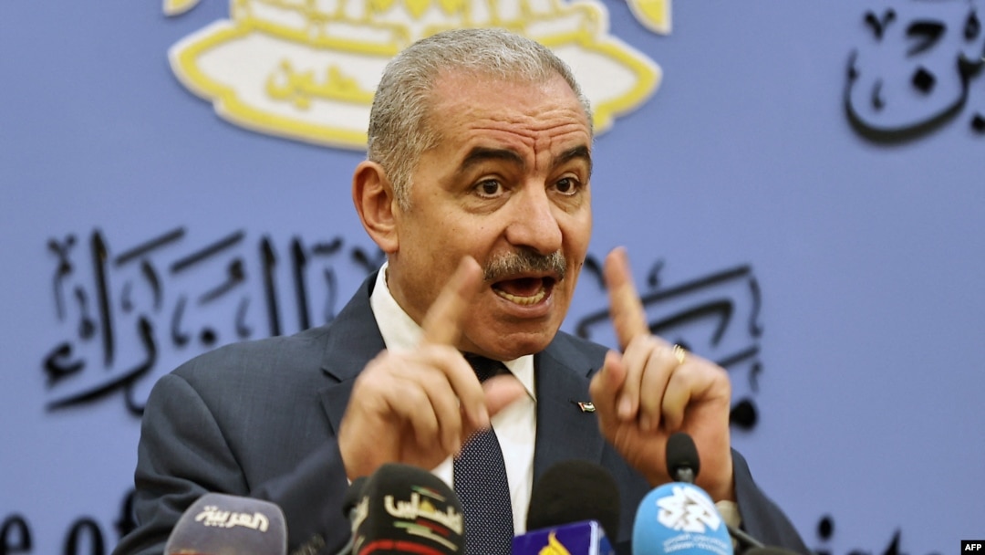 Palestinski premijer Muhamed Štajeh govori na konferenciji za štampu nakon što je nekoliko ključnih donatorskih zemalja obustavilo finansiranje Agencije Ujedinjenih nacija za pomoć i rad palestinskih izbeglica (UNRWA) u Ramali, 28. januara 2024.