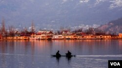 Kashmiri boatmen row their shikara (wooden boats) alongside the famous houseboats in the state’s most popular tourist spot: Dal Lake, Srinagar. (Muzamil Mattoo/VOA)
