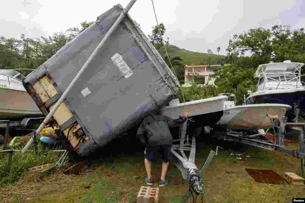 Más de 500.000 hogares y negocios estaban sin electricidad a primera hora del miércoles en Puerto Rico, según LUMA Energy, que suministra electricidad al territorio insular estadounidense. "Llevaremos a cabo inspecciones de campo tan pronto como sea seguro para nuestros equipos salir", dijo la empresa en un comunicado.