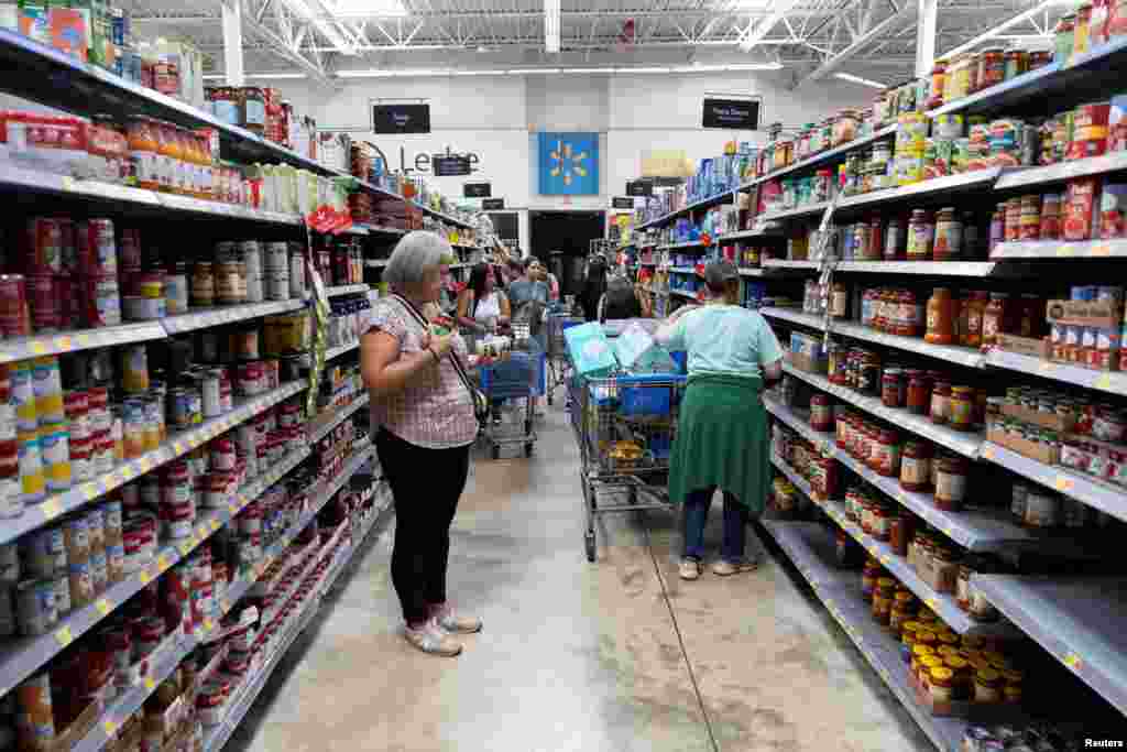 Luego de conocerse los anuncios, los portorriqueños acudieron a supermercados a abastecerse de elementos de primera necesidad. 