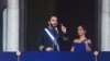 El presidente de El Salvador, Nayib Bukele, habla junto a su esposa, Gabriela de Bukele, en el balcón del Palacio Nacional, luego de recibir la banda presidencial, durante su ceremonia de juramentación para un segundo mandato, en San Salvador, El Salvador, el 1 de junio de 2024. 