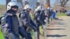 Policijski kordon obezbeđuje seču drveća u Šordošu (Foto: RFE/RL)