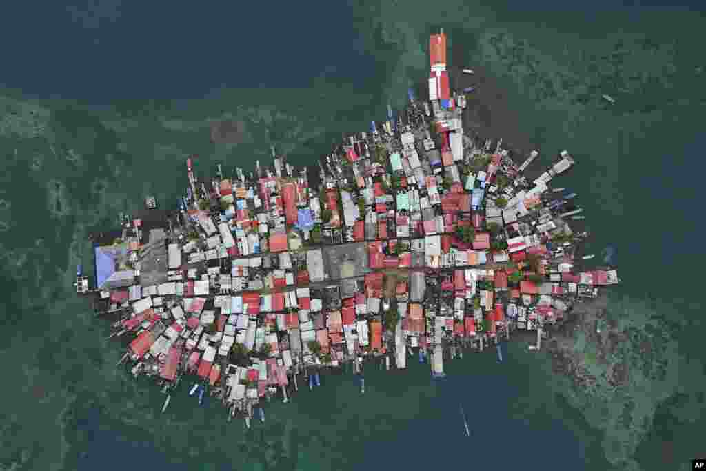 Buildings cover Gardi Sugdub Island, part of San Blas archipelago off Panama's Caribbean coast, May 25, 2024. Due to rising sea levels, about 300 Guna Indigenous families will relocate to new homes, built by the government, on the mainland.