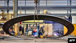 中國山東省青州一家風力渦輪機製造廠的工人正在做工。（2024年3月18日）