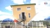 La casa al revés se ha convertido en un paso obligado para propios y extranjeros, suele dar una sensación de vértigo que se supera unos segundos después de iniciar esta aventura. [Foto: Johan Reyes, VOA].
