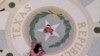 Michaela Herrera toma fotografías de su hija de ocho meses, Jayzaiyah, en el Capitolio de Texas el 6 de mayo de 2021. Más del 49% de los texanos menores de 18 años son hispanos, según estimaciones del censo reciente.