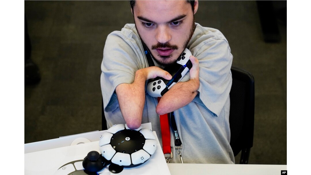 Martin Shane uses a Sony Access controller, left, to play a video game at Sony Interactive Entertainment headquarters Thursday, Sept. 28, 2023, in San Mateo, Calif. (AP Photo/Godofredo A. Vásquez)