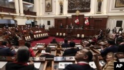 ARCHIVO - Legisladores sentados dentro del Congreso mientras esperan la llegada de la presidenta peruana Dina Boluarte, en Lima, Perú, el 28 de julio de 2023.