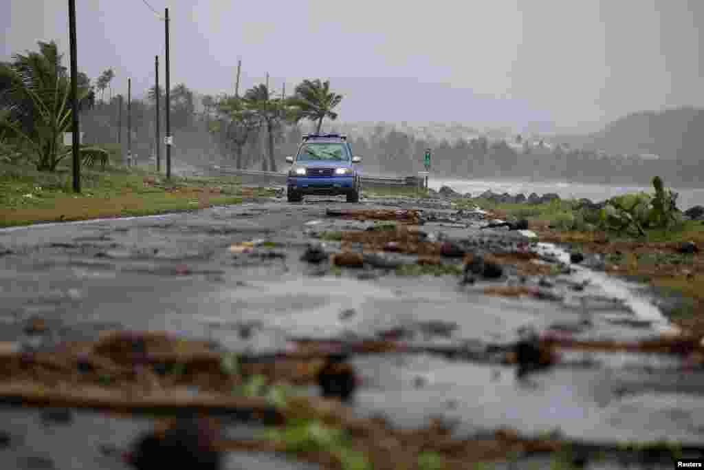 "La previsión oficial sigue reflejando la posibilidad de que Ernesto se convierta en un huracán de gran intensidad en unas 48 horas", dijo el Centro Nacional de Huracanes de EEUU. 