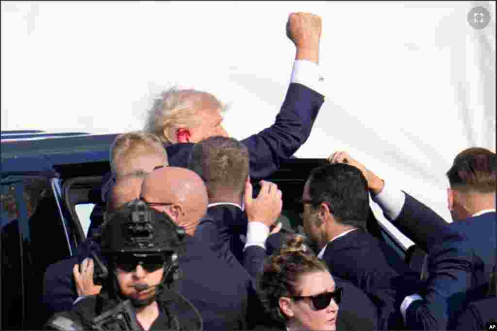 Dan takarar jam'iyyar Republican, Donald Trump, na gaida magoya bayansa kafin shiga mota
