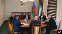 Predstavnici jermenske zajednice Nagorno Karabaha i predstavnici azerbejdžanske vlade tokom razgovora u Jevlahu, u Azarbejdžanu, 21. septembra 2023.