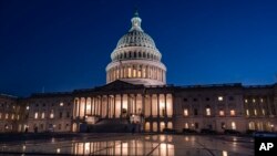 Días antes de una crisis de incumplimiento, el Capitolio se ilumina mientras el Senado trabaja hasta la noche para terminar las votaciones sobre el techo de la deuda y el paquete de recortes presupuestarios, en Washington, el jueves 1 de junio de 2023 por la noche. 