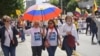 Manifestantes con logotipos en sus camisetas con el mensaje “La marcha de la mayoría”, como llamó la oposición a la jornada de manifestaciones. [Foto: Federico Buelvas, VOA]