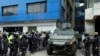 Un vehículo militar transporta al exvicepresidente ecuatoriano Jorge Glas desde el centro de detención donde permaneció detenido después de que la policía irrumpió en la embajada de México para arrestarlo en Quito, Ecuador, el sábado 6 de abril de 2024.