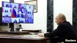 Ruski predsednik Vladimir Putin na sastanku o posledicama i merama preduzetim nakon napada na koncertnu salu Krokus siti hol, u rezidenciji van Moskve, 25. marta 2024. (Foto: Sputnik/Mikhail Metzel/Pool via Reuters)