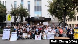 2023年12月16日週六，參與聲援牛騰宇的抗議人群在洛杉磯中國領事館門前合影(張木林2023年12月16日拍攝)